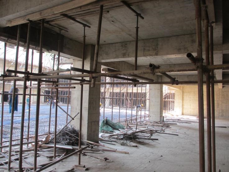 图示架体可以不设置扫天杆,扫地杆 b.