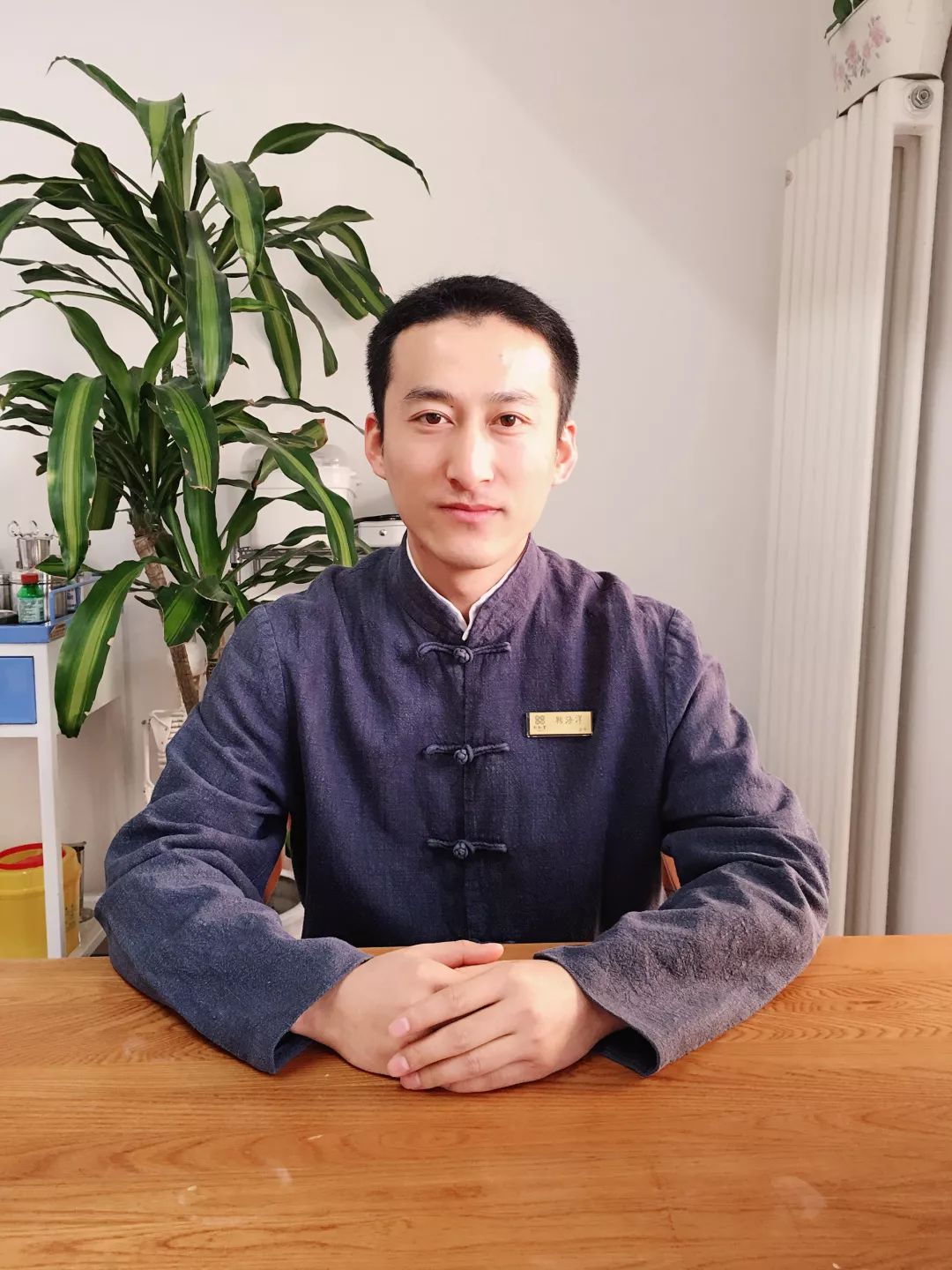 鞠海洋，男，医学硕士，执业医师，乂针疗法传承人。师从于桑希生教授，